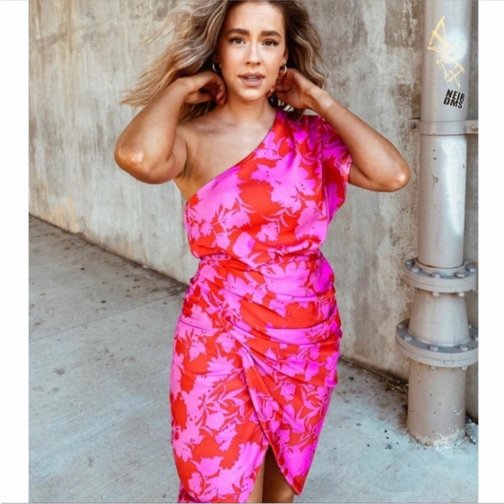⚡️NWT Vestique Dream Lovers one shoulder floral dress, size M